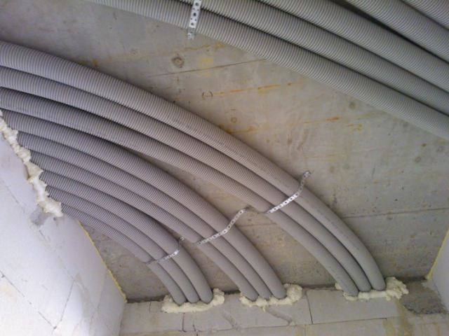 Przewody wentylacyjne prowadzone pod sufitem