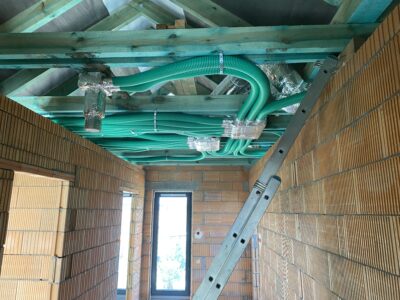    Czerwiec 2022. Instalacja NeoFlex®STD w przestrzeni obniżonego sufitu poddasza nieużytkowego.