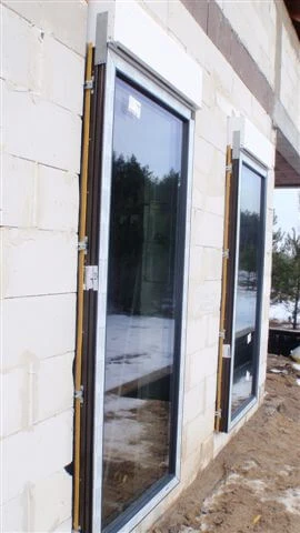 Zamontowane w izolacji okna w domu z rekuperacją