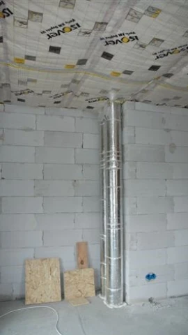 Schodząca z poddasza nieużytkowego rura od rekuperacji