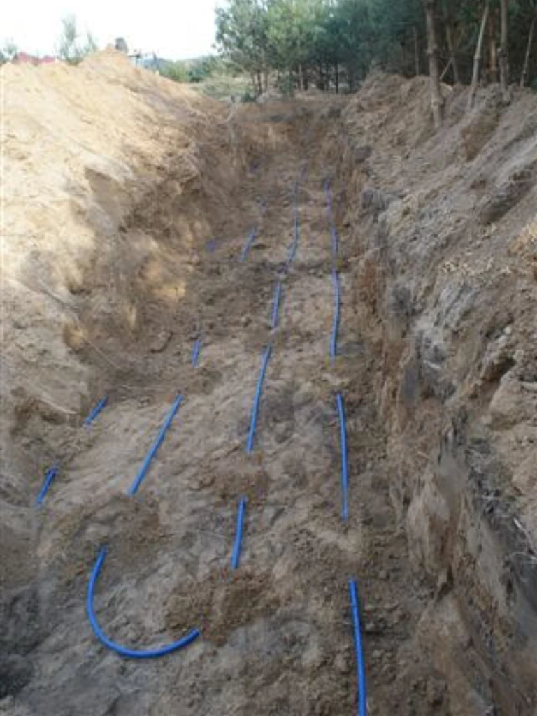 Ułożone rurki gruntowego wymiennika ciepła