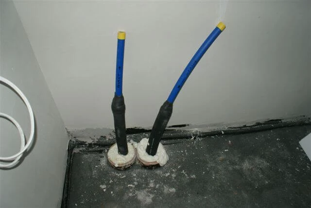 Wychodzące rurki od gruntowego wymiennika ciepła w pomieszczeniu