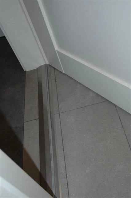 Szczelny próg w drzwiach wewnętrznych w pomieszczeniu z rekuperacją