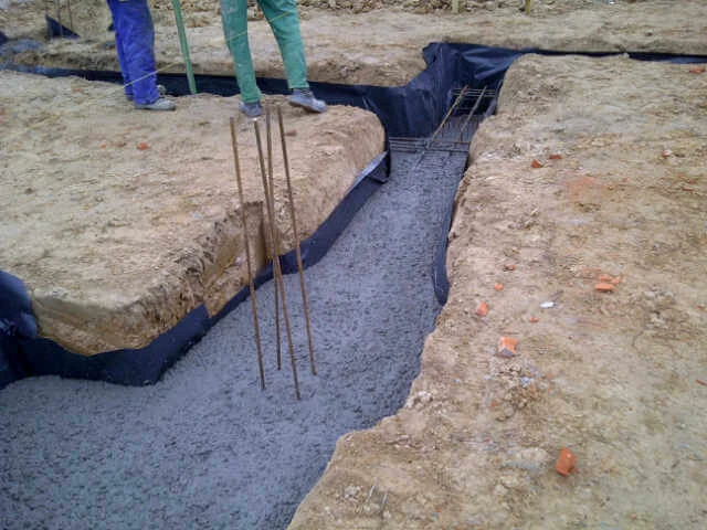 Wylewanie fundamentów w domu z rekuperacją