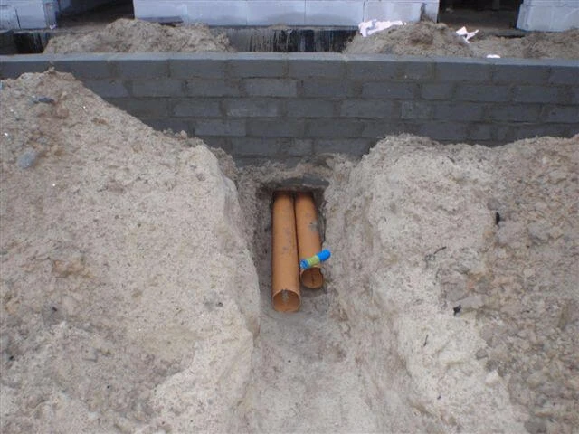 Wychodząca z budynku instalacja gwc