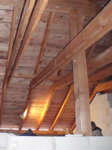 Pełne deskowanie dachu w domu z rekuperacją