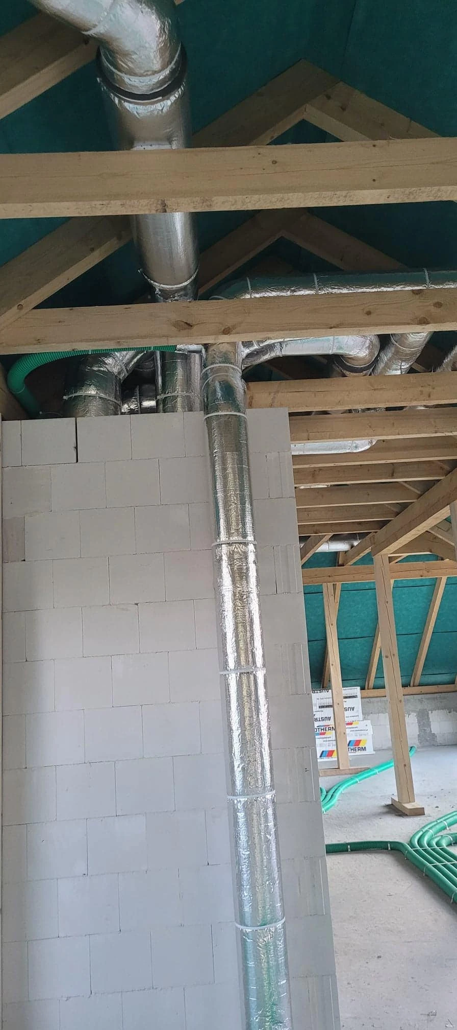 Montaż kanałów stalowych w domu parterowym